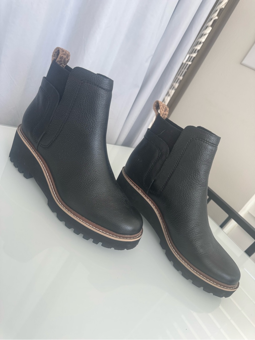 Dolce Vita Black Leather Lug Chelsea Ankle Boots Minimalist Chic Neutral Sz 7.5